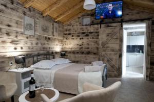 una camera con letto e TV a parete di M&T a Supetar (San Pietro di Brazza)
