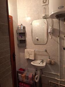 mała łazienka z umywalką i lustrem w obiekcie Apartman Aleksandra w mieście Žabljak +29 zdjęć