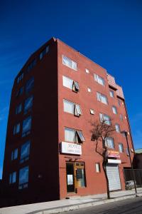 un edificio alto de ladrillo rojo con un letrero. en Hotel Santa Sofia, en Concepción