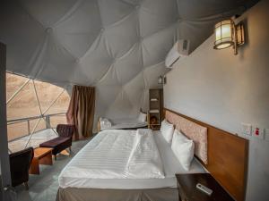 1 dormitorio con 1 cama grande en una tienda de campaña en Tower Rum Camb, en Wadi Rum