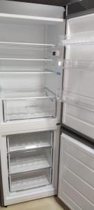 een lege koelkast met de deur open in een keuken bij Nador New in Nador
