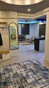 Peri suit evleri في تونجيلي: غرفة مع مرآة وغرفة معيشة