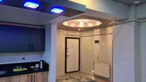 une cuisine avec un couloir lumineux au plafond dans l'établissement Peri suit evleri, à Tunceli