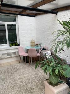 ロンドンにあるStunning London Apartment in Maida Valeのパティオ(テーブル、椅子、植物付)