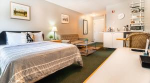 1 dormitorio con 1 cama y sala de estar en Mountain View Inn, en Canmore