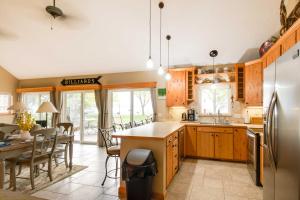 Kitchen o kitchenette sa Waterfront Johnson Lake Getaway with Fire Pit!