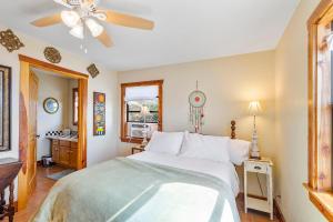 アルパインにあるPeggy's View - Uplifting Cozy Mountain Viewsのベッドルーム1室(ベッド1台、シーリングファン付)
