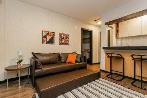 una sala de estar con un sofá y una mesa en WI-FI 500MB | Piscina | Sacada com Vista Mar #CA46, en Florianópolis