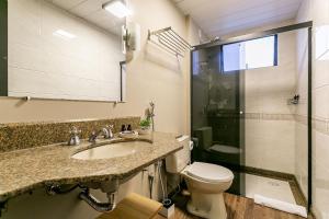 Un baño con lavabo, inodoro y ducha. en WI-FI 500MB | Piscina | Sacada com Vista Mar #CA46, en Florianópolis 14 fotos más