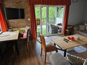 ein Wohnzimmer mit einem Sofa und einem Tisch in der Unterkunft City View House in Bijelo Polje