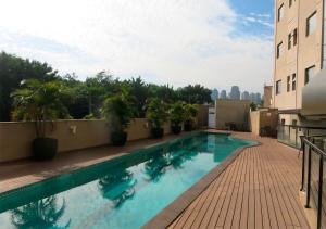 a swimming pool on the roof of a building at Matiz Vilaboim Ribeirão Preto in Ribeirão Preto