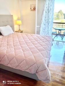 En eller flere senge i et værelse på Sunshine Apartment