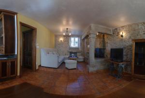 a living room with a white couch and a tv at CASA DE LEIS in Leis