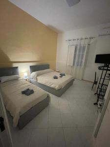 Habitación con 2 camas y TV. en Lavica airport Catania B&b en Catania