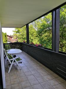 einen Balkon mit einem Tisch und Stühlen darauf in der Unterkunft Ferienwohnungen Schelhas in Prien am Chiemsee