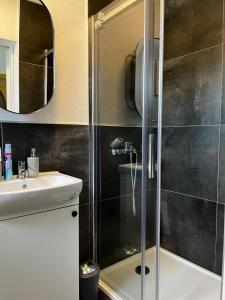 een badkamer met een douche en een wastafel bij HausMamaMia in Vir