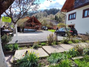 Nespecifikovaný výhled na hory nebo výhled na hory při pohledu z farmy