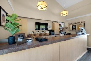 una cucina con un lungo bancone e un piano di lavoro di The Wayside Inn a Cannon Beach