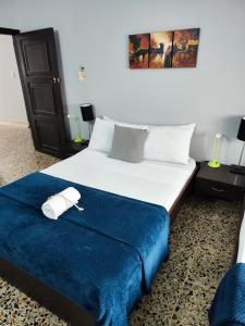 1 dormitorio con 1 cama grande con manta azul en Hotel Loft Dorado Bucaramanga, en Floridablanca