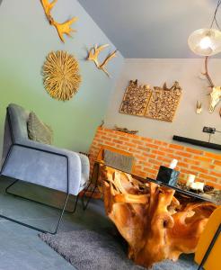 d'un salon avec une chaise et une table pour stuc. dans l'établissement Apartament SPOKOLOKO Wiślańska Leśny A1, à Szczyrk