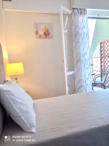 sypialnia z łóżkiem i oknem w obiekcie Sunshine Apartment w Prewezie