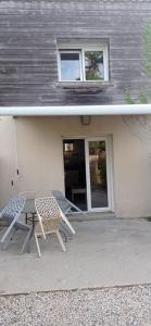 a table and chairs sitting outside of a house at La chatière in Pontaubault