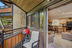 um alpendre com uma cozinha e uma sala de estar em Laurelwood Condominiums 307 em Snowmass Village