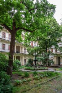 un grande albero di fronte a un edificio di L10 Dolce Vita Apartment a Budapest
