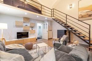 un soggiorno con divano e una scala di L10 Dolce Vita Apartment a Budapest