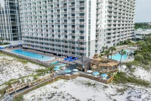 eine Luftansicht eines Resorts mit Pool und Gebäuden in der Unterkunft Beachfront Retreat- "The Getaway" in Destin