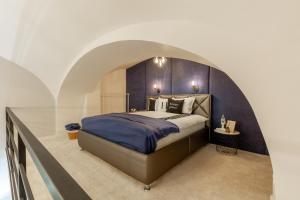 una camera con letto ad arco di L10 Dolce Vita Apartment a Budapest