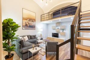 un soggiorno con divano e soppalco di L10 Dolce Vita Apartment a Budapest