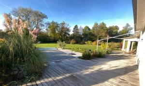 einen Hinterhof eines Hauses mit einer Terrasse in der Unterkunft Villa contemporaine avec piscine sur 4000 m2 à Rodez 9 personnes in Onet le Château