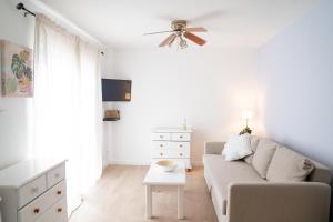 Televízia a/alebo spoločenská miestnosť v ubytovaní Cutie & central air-conditioning apartment!