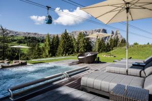 Nespecifikovaný výhled na hory nebo výhled na hory při pohledu z hotelu