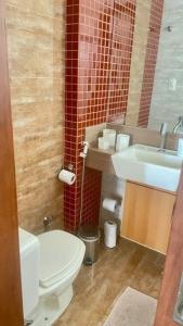 une salle de bain avec des toilettes blanches et un lavabo dans l'établissement Luxuoso a 250 Mts da Praia, à Guarapari 8 autres photos