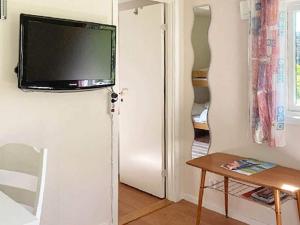 um quarto com uma televisão de ecrã plano na parede em 3 person holiday home in HEN N em Henån