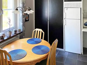 una cocina con una mesa de madera con placas azules. en Holiday home Svenstavik en Svenstavik