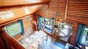 Posezení v ubytování Les Chalets Tourisma - Chalet en bois rond avec spa - Chalet du 4e