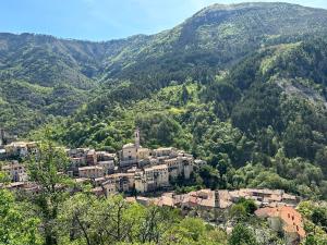 una pequeña ciudad en un valle con montañas en Tipi sous les étoiles service petit déjeuner et dîner, en Lucéram