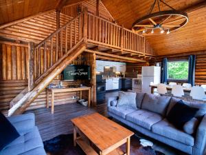 Area lounge atau bar di Les Chalets Tourisma - Chalet en bois rond avec spa - Chalet du 4e