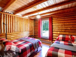 Tempat tidur dalam kamar di Les Chalets Tourisma - Chalet en bois rond avec spa - Chalet du 4e