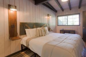 een slaapkamer met een groot wit bed en een raam bij Destination Oak Creek 4 apts in Sedona
