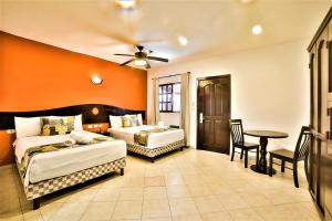 Кровать или кровати в номере Hotel Colonial Playa del Carmen