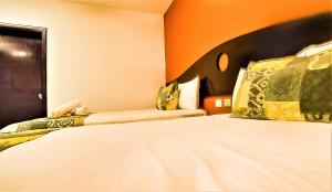 Кровать или кровати в номере Hotel Colonial Playa del Carmen