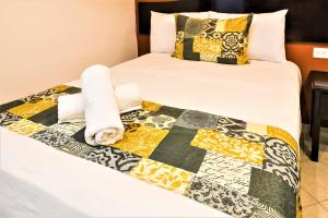 Кровать или кровати в номере Hotel Colonial Playa del Carmen +37 фотографий