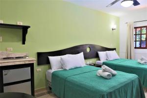Кровать или кровати в номере Hotel Colonial Playa del Carmen