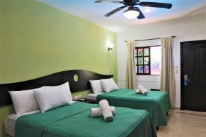 Кровать или кровати в номере Hotel Colonial Playa del Carmen