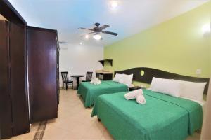 Кровать или кровати в номере Hotel Colonial Playa del Carmen
