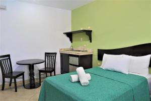 Кровать или кровати в номере Hotel Colonial Playa del Carmen